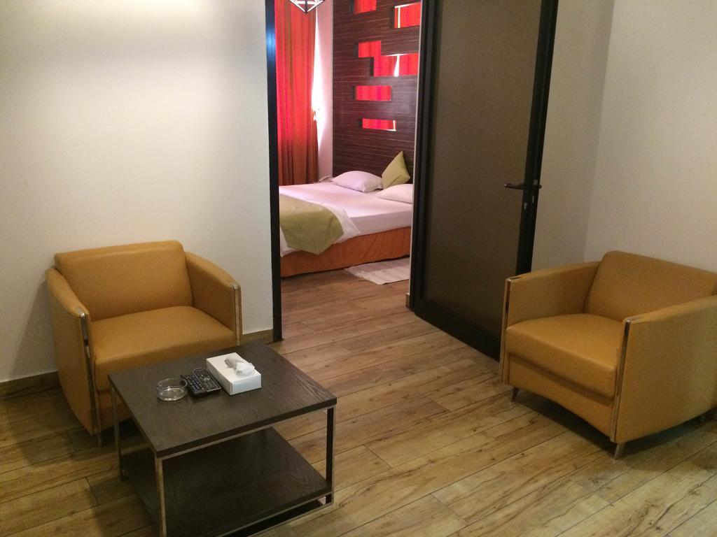 דובאי Everest International Hotel מראה חיצוני תמונה